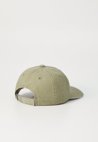 Olivengrønn baseball cap med buet skygge, justerbar bakre stropp, teksturert stoff og seks ventilasjonsøyer.