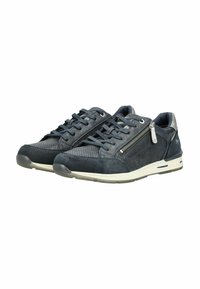 Baskets bleu foncé en suède et maille avec un design à lacets, détails de fermeture éclair sur le côté, et semelle blanche contrastante avec une légère texture.