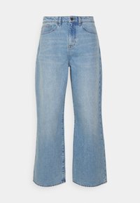 Ljust blå denimjeans med bred bendesign, som har en vanlig midja, framfickor och en dragkedja med knappstängning.