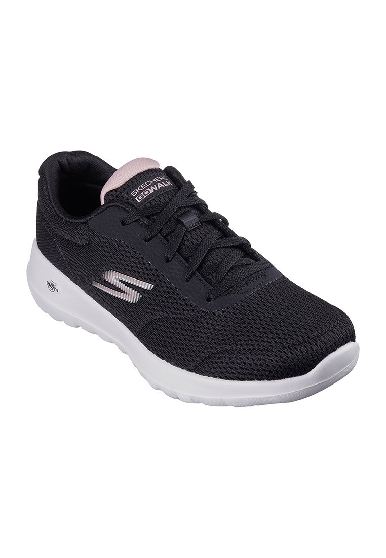Zapatilla deportiva de malla negra con suela blanca, diseño de cordones y sutiles acentos rosas en la lengüeta, con marca Skechers en el lateral.