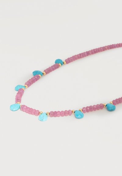 Κολιέ με μικρές γυαλιστερές ροζ χάντρες, διαχωρισμένες από χρυσές χάντρες, και ακανόνιστες χάντρες από πέτρα τιρκουάζ μπλε, τοποθετημένες ομοιόμορφα.