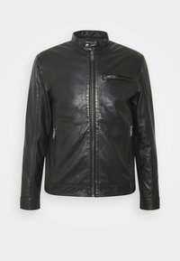 Svart läderjacka med ståkrage, framdragkedja, dragkedja på bröstficka och två sidofickor med dragkedja, visad på en neutral ljus bakgrund.