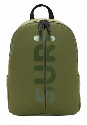 Grüner Rucksack mit vertikalem Reißverschluss und fettem "SURF"-Schriftzug auf der Vorderseite, ausgestattet mit schwarzen Reißverschlussanhängern und Seitentaschen.