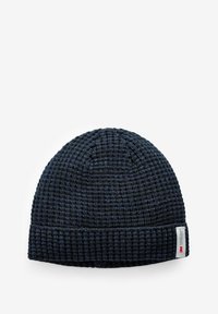 Kootud tume sinine beanie, millel on tekstuuriga muster ja kokku rullitud äär. Küljel on väike bränditud silt.