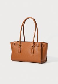Bruine leren handtas met twee handvatten, rechthoekige vorm, textuur oppervlak, accenten van goudkleurig hardware en zijdetailriemen.