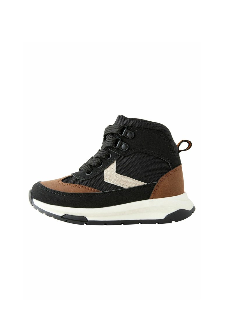 Sneaker mi-haut noir et marron avec une tige en tissu texturé, présentant un accent beige et une semelle blanche, complété par des lacets solides.