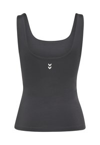 Sort sports tank top med en scoop halsudskæring, der har et tætsiddende design og subtile stikninger. En hvid chevron-logo er centreret på forsiden.