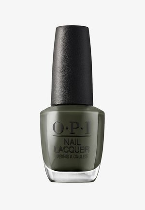 Lacca per unghie verde scuro in un flacone di vetro trasparente con un tappo nero testurizzato, etichettato con "O.P.I NAIL LACQUER" in caratteri in grassetto.