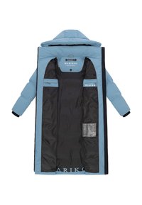 Modrý zateplený kabát s kapucňou, s čiernym interiérom, viacerými vreckami a značkovými detailmi. Zapínanie na zips a štruktúrované manžety.