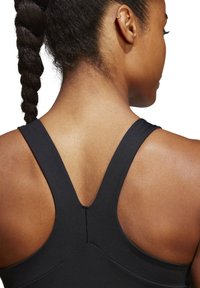 Zwarte sportieve tanktop met een V-vormige achterkant, brede bandjes, een getailleerde pasvorm en een soepele textuur.