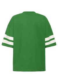 T-shirt verde a maniche corte con colletto a girocollo. Presenta due strisce orizzontali bianche su ciascuna manica. Realizzato in morbido cotone.