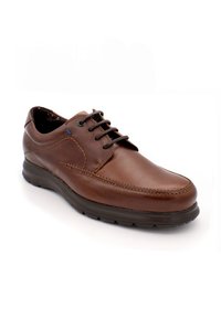 Zapato de cuero marrón con un acabado suave, punta redondeada, diseño con cordones, detalles de costura reforzada y suela de goma para mayor comodidad.