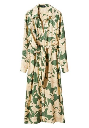 Robe portefeuille à motif floral vert et beige avec un seul bouton et une taille nouée, portée par une personne aux cheveux châtain clair mi-longs.