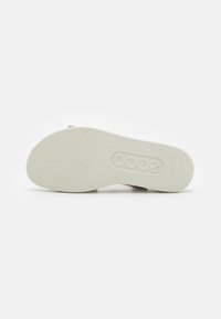 Hvit gummisåle med teksturert finish, med Ecco-merket preget på siden. Glatt, avrundet form med flat design.