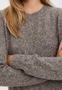 Pull en tricot dans un tissu texturé marron-gris avec un col rond et des manches longues, doté de poignets côtelés et d'une coupe confortable.