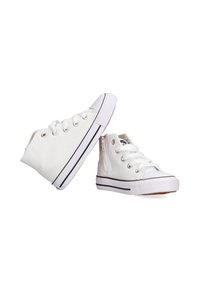 Zapatillas altas de lona blanca con acentos negros, puntera redonda, cordones en el frente y cremallera lateral. Suela de goma con patrón texturizado para agarre.