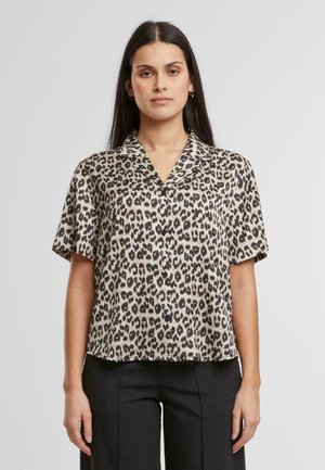 Bluza s kratkim rukavima u leopard uzorku od satenske tkanine. Ima oštri kragna i dugmad za zatvaranje, s ležernim krojem.