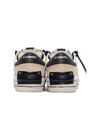 Sneaker beige e nere con finitura in suede e pelle, dotate di un tallone imbottito, dettagli metallici e un logo "CRIME" in evidenza sul retro.
