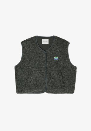 Szary fleece'owy bezrękawnik o teksturowanej, pętelkowej tkaninie. Posiada zapięcie na guziki, okrągły dekolt oraz małą naszywkę z logo po lewej stronie klatki piersiowej.