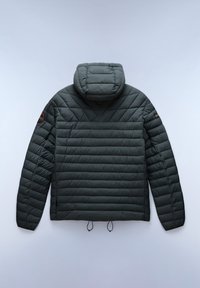 Giacca a vento puffer verde scuro con cappuccio, caratterizzata da sezioni trapuntate orizzontali, cordini elastici all'orlo e patch con logo sulla manica.