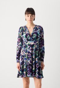 Robe colorée à imprimé floral avec manches longues, décolleté en V et texture plissée. Elle présente des nuances de violet, de vert, de bleu et des accents noirs.