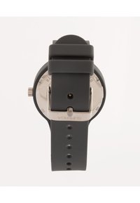 Orologio con cinturino in silicone grigio, cassa rotonda, hardware in metallo e retro resistente all'acqua. Presenta una finitura liscia e opaca e una fibbia standard.