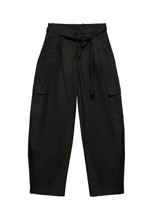 Pantalon cargo noir à jambes larges avec poches latérales à rabat, poches avant inclinées, taille haute et ceinture en tissu nouée à l'avant.