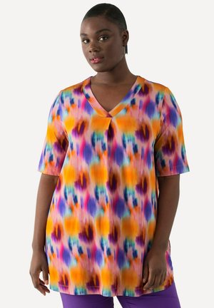 Tunika a collo a V con un motivo tie-dye multicolore in tonalità di arancione, viola e blu, con maniche corte e un fit rilassato.