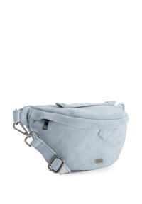 Lichtblauw suede heuptas met een gebogen vorm, ritsluiting, verstelbare schouderband en zilveren hardware-details. Glad van textuur.
