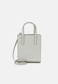 Piccola borsa a mano argento con finitura testurizzata, forma strutturata, doppi manici superiori e una tracolla rimovibile. Presenta una placca con il logo.