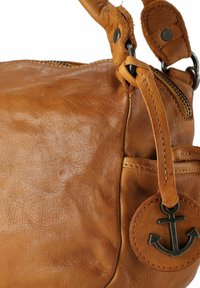 Bruine leren handtas met een textuur oppervlak, ritssluiting en een ronde anker-vormige hanger. Inclusief een zijvak met stiksels.