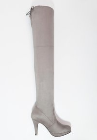 Wysokie, jasnoszare zamszowe botki damskie z wysokim, cienkim obcasem i okrągłym noskiem, sięgające ponad kolano.