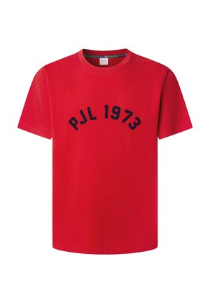 Tricou roșu din bumbac cu mâneci scurte, având text curbat de culoare albastru închis "PJL 1973" imprimat pe piept și un design cu guler rotund.