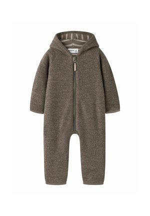 Brun fleece babydragt med lange ærmer, hætte og lynlås foran, foret med beige og hvide striber inde i hætten.