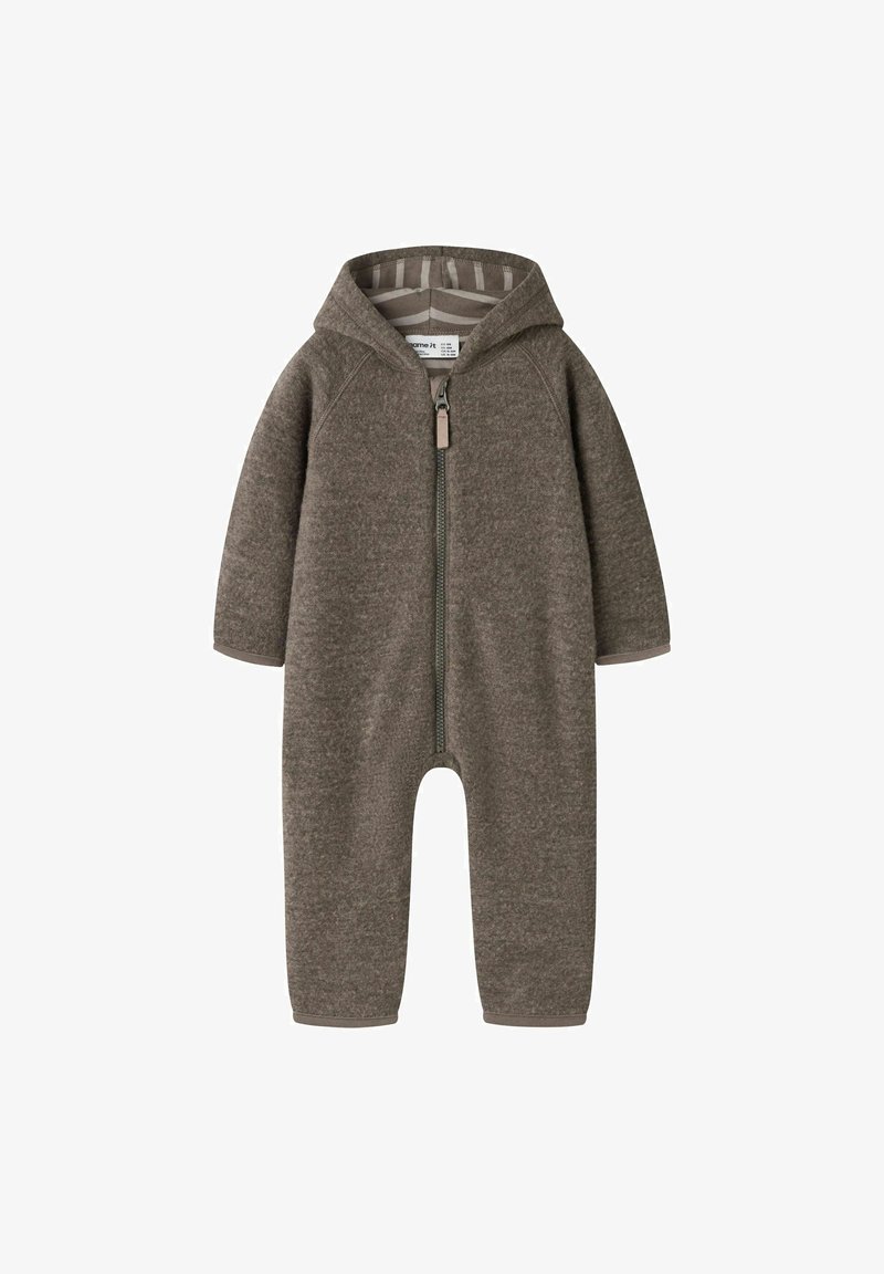 Combinaison bébé en polaire marron avec manches longues, capuche et fermeture éclair devant, doublée de rayures beige et blanches à l’intérieur de la capuche.