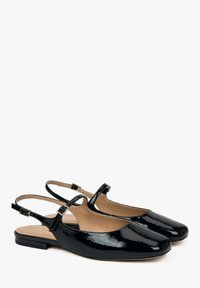 Zwarte lakleren slingback schoenen met een lage blokhak, ronde neus en een slanke enkelband met een metalen gespdetail.
