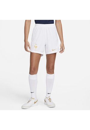 Pantalones cortos de fútbol blancos con detalles en dorado, que presentan un emblema de gallo y dos estrellas, combinados con calcetines blancos hasta la rodilla y zapatos con ribete dorado.
