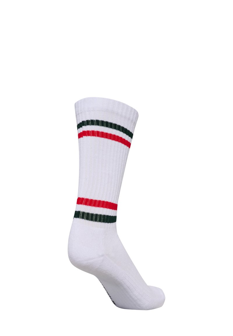 Biała skarpeta sportowa z czerwonymi i zielonymi paskami. Żebrowana struktura z wzmocnionymi piętą i palcami. Klasyczny sportowy design.