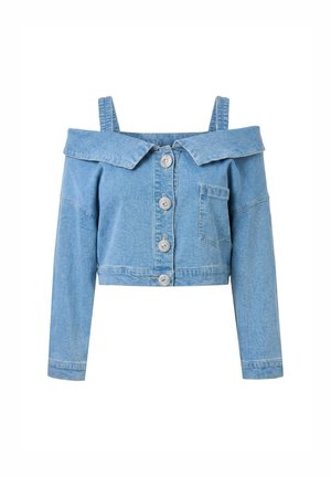 Hellblaue, kurz geschnittene Jeansjacke mit schulterfreiem Ausschnitt, dünnen Trägern, vorderen Knöpfen, langen Ärmeln und einer Brusttasche.