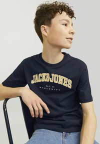 Jack & Jones Junior JJECALEB TEE O NECK - Camiseta estampada - navy blazer