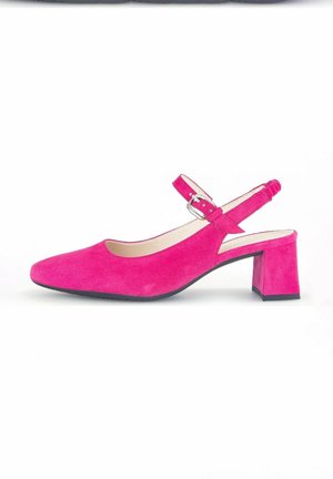 Heller pinker Damen-Slingback-Schuh aus Wildleder mit Blockabsatz und silberner Schnallenriemen, seitlich auf weißem Hintergrund.