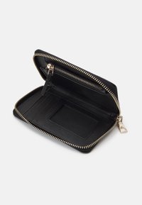 Portefeuille zippé noir avec une surface texturée, comprenant des emplacements pour cartes et un compartiment intérieur zippé. Accents en matériel doré.