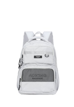 Lichtgrijze rugzak met meerdere compartimenten met rits, een gaasvak aan de voorkant, gevoerde schouderbanden en een klein zwart merklabel "Aoking".