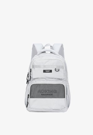 Lichtgrijze rugzak met meerdere compartimenten met rits, een gaasvak aan de voorkant, gevoerde schouderbanden en een klein zwart merklabel "Aoking".
