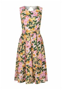 Blumenkleid mit pinkem Hintergrund, das gelbe und grüne Blumen zeigt. Ärmelloses Design, taillierte Passform und ein Taillengürtel. Detail mit Rückenschlüsselloch.