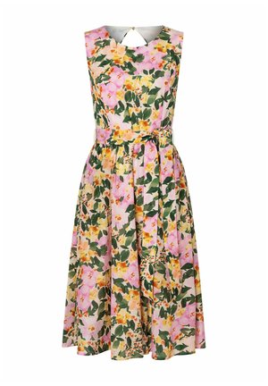 Blumenkleid mit pinkem Hintergrund, das gelbe und grüne Blumen zeigt. Ärmelloses Design, taillierte Passform und ein Taillengürtel. Detail mit Rückenschlüsselloch.