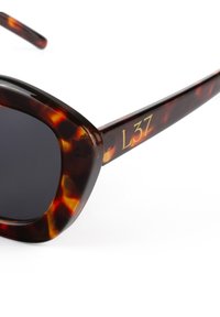 Sunglasses iz okovjem iz želvovine z črnimi lečami, prekomerno velikimi kvadratnimi oblikami, poliranim plastičnim okvirjem in zlatim detajlom "L37" na templju.