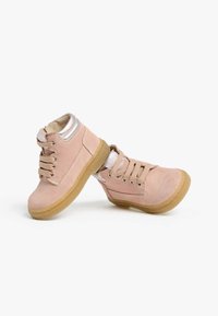 Rosa Wildleder-Stiefeletten mit Schnürdesign, metallisch silbernen Akzenten am Kragen und einer strukturierten Gummisohle.