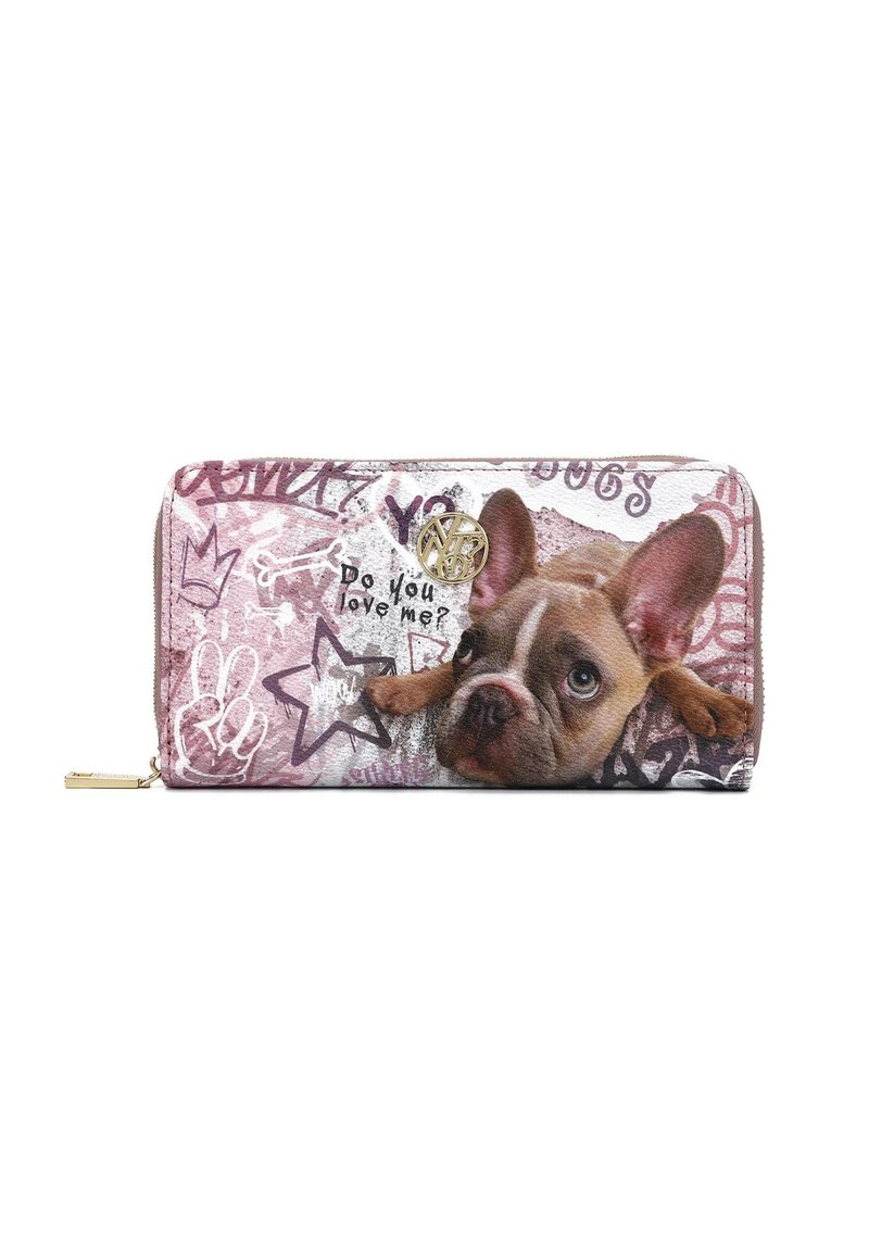 Portafoglio a tema animale con una grafica di un bulldog francese, colori misti con rosa e grigio, chiusura a zip e accento del logo in tono oro.