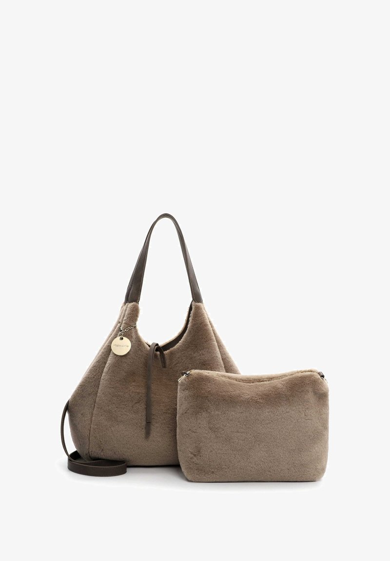 Brun faux-fur håndtaske sæt, der inkluderer en stor, afslappet taske med et brunt læderhåndtag og en mindre lynlåspung, begge med en blød tekstur.